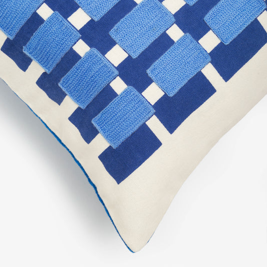 Capa de Almofada com Bordado Geométrico Azul 30X50 - Clocasa | Além do Conforto