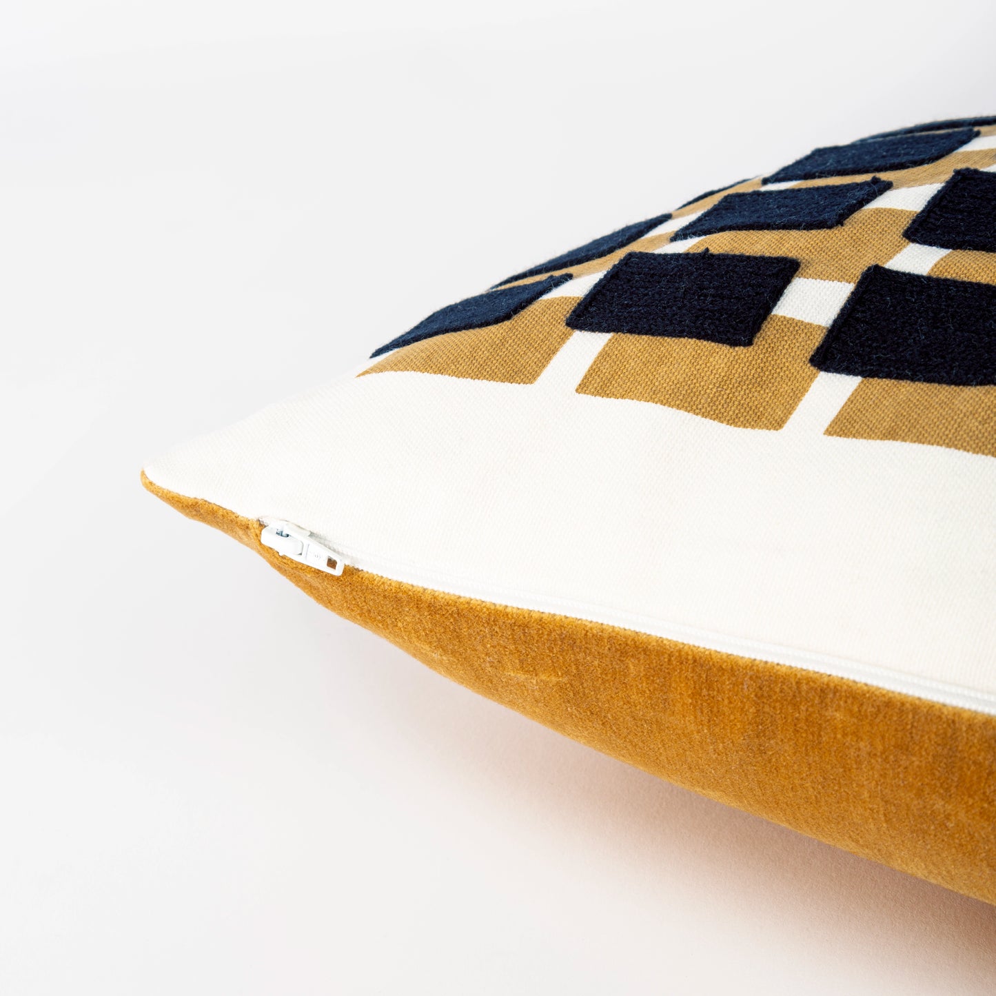 Capa de Almofada com Bordado Geométrico Mostarda 30X50 - Clocasa | Além do Conforto