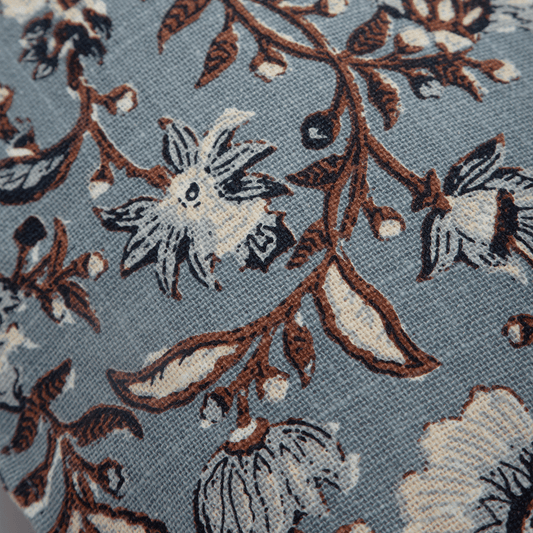 Capa de Almofada com Estampa Floral em Block Print 30x50 - Clocasa | Além do Conforto