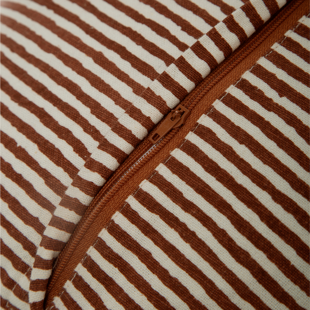 Capa de Almofada com Listras e Medalhão em Block Print 45x45 - Clocasa | Além do Conforto