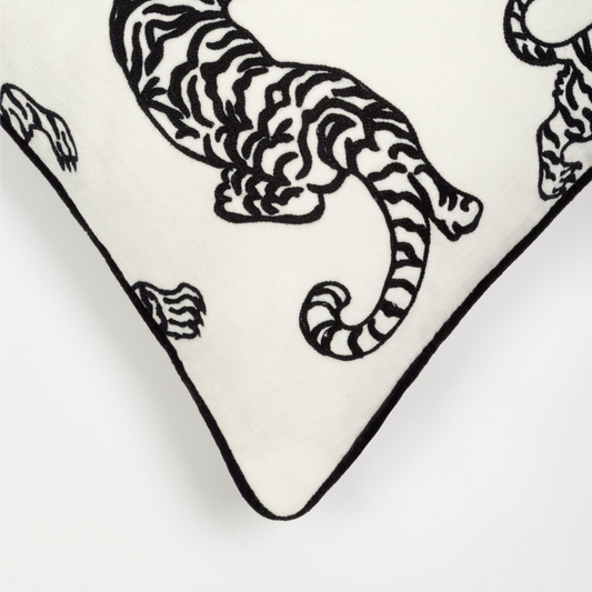 Capa de Almofada em Veludo com Bordado de Tigre 50X50 - Clocasa | Além do Conforto