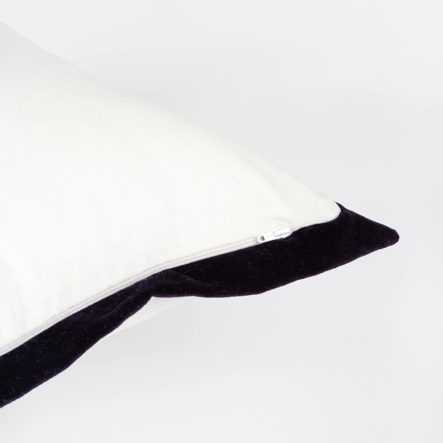 Capa de Almofada em Veludo de Algodão Branco/Preto 50X50 - Clocasa | Além do Conforto