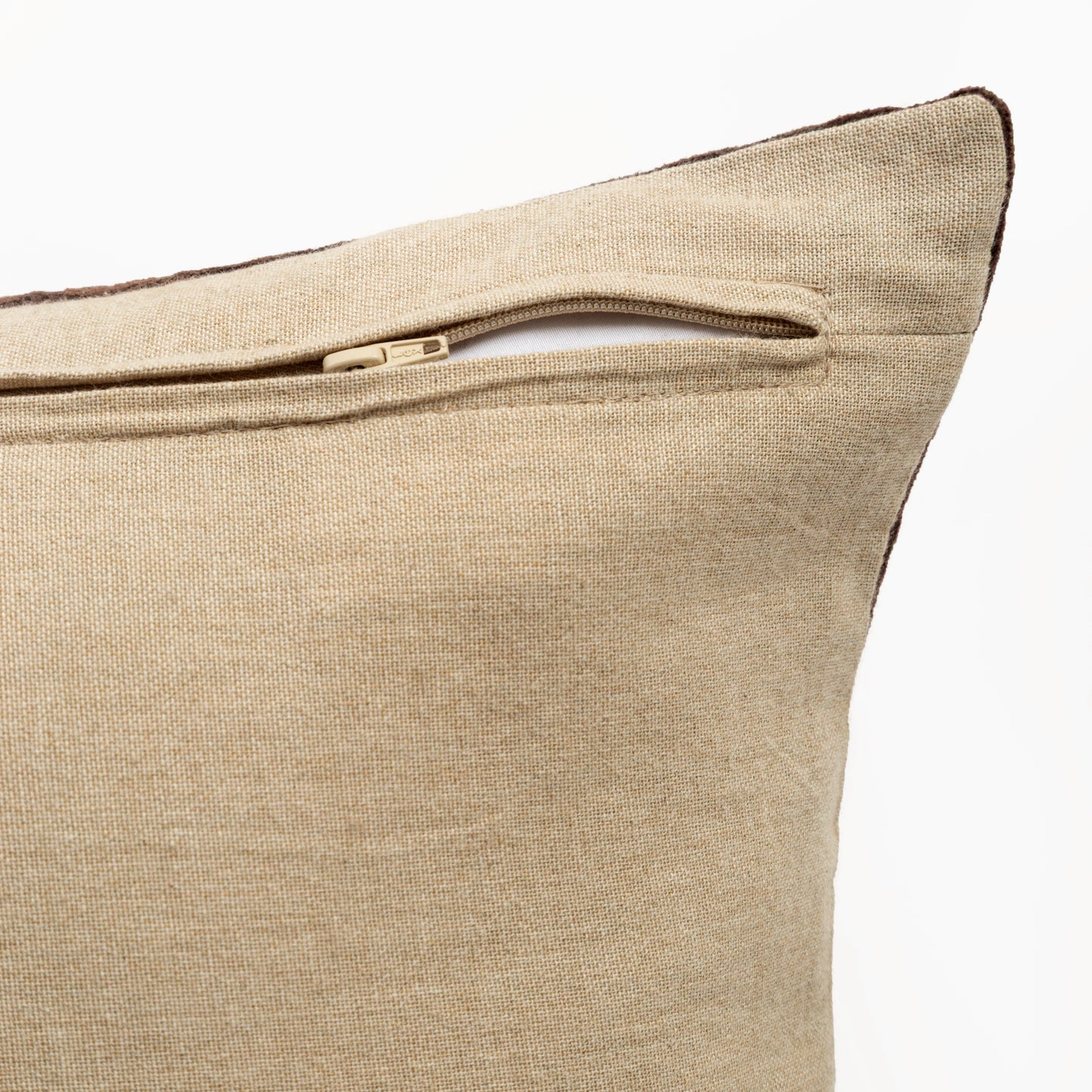 Capa de Almofada em Veludo de Algodão Marrom 50X50 - Clocasa | Além do Conforto