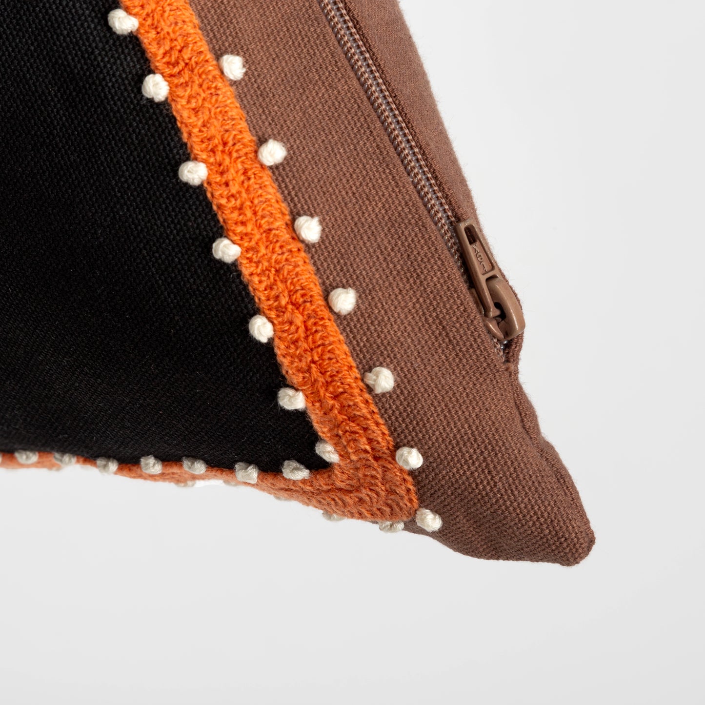 Capa de Almofada Étnica com Pachwork e Poá Bordado 50X50 - Clocasa | Além do Conforto