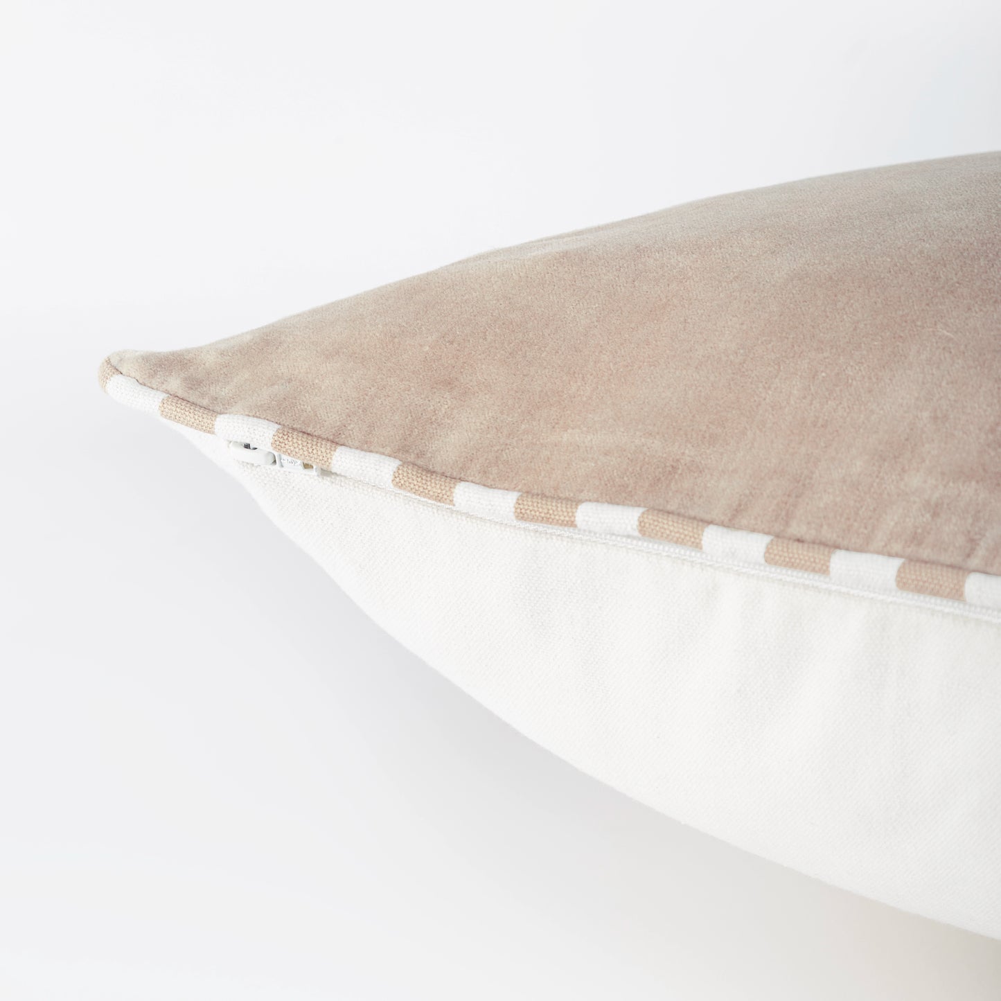 Capa de Almofada Lisa com Vivo Listrado Areia 40X60 - Clocasa | Além do Conforto