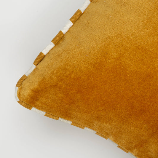 Capa de Almofada Lisa com Vivo Listrado Mostarda 40X60 - Clocasa | Além do Conforto