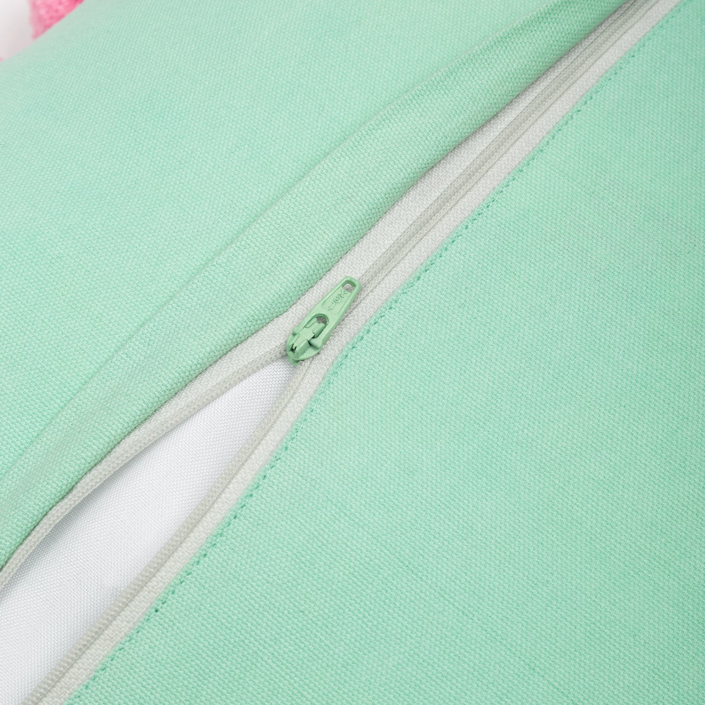 Capa de Almofada Listrada com Pompom Rosa 50X50 - Clocasa | Além do Conforto