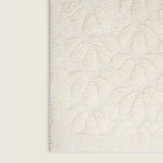 Tapete de Algodão Soft com Flores em Alto Relevo Creme 50x80
