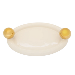 Bandeja de cerâmica na cor creme estruturado em cerâmica refinada com filete dourado artesanal e acabamento sofisticado com superfície de fácil higienização e excelente resistência, agrega valor estético à cozinha e destaca a apresentação de suas receitas com muito bom gosto.