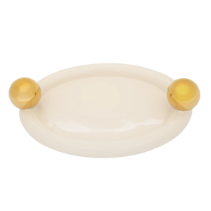 Bandeja de cerâmica na cor creme estruturado em cerâmica refinada com filete dourado artesanal e acabamento sofisticado com superfície de fácil higienização e excelente resistência, agrega valor estético à cozinha e destaca a apresentação de suas receitas com muito bom gosto.