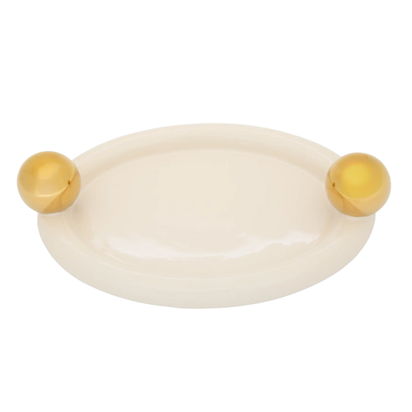 Bandeja de cerâmica na cor creme estruturado em cerâmica refinada com filete dourado artesanal e acabamento sofisticado com superfície de fácil higienização e excelente resistência, agrega valor estético à cozinha e destaca a apresentação de suas receitas com muito bom gosto.