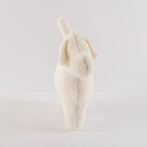Almofada decorativa para ambientes na cor branca em tecido de alta qualidade com fechamento em zíper invisível, perfeito para valorizar poltronas ou camas com uma proposta de design têxtil autêntico e refinado.