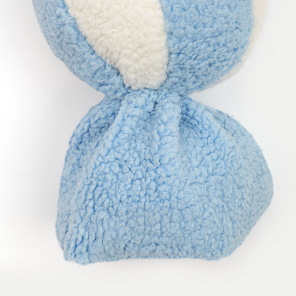 Almofada decorativa para ambientes na cor branca em tecido de alta qualidade com fechamento em zíper invisível, sinônimo de bem-estar e conforto térmico, ideal para momentos de descanso e relaxamento no lar.