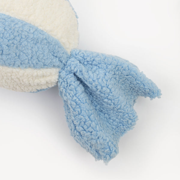 Almofada decorativa para ambientes na cor branca em tecido de alta qualidade com fechamento em zíper invisível, perfeito para valorizar poltronas ou camas com uma proposta de design têxtil autêntico e refinado.
