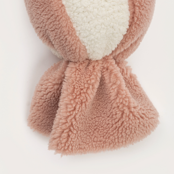 Almofada decorativa para ambientes na cor branca em tecido de alta qualidade com fechamento em zíper invisível, essencial para trazer aconchego e renovar a decoração de salas ou quartos com elegância.