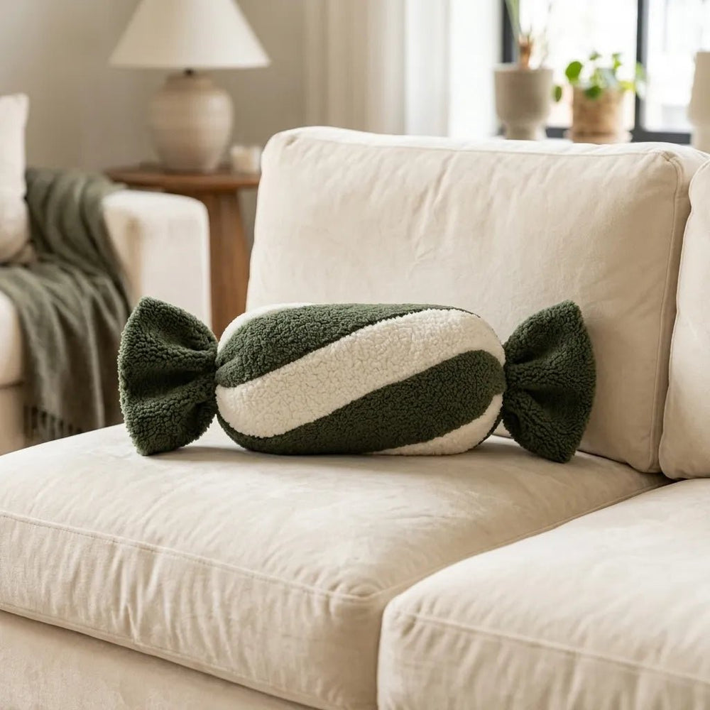 Almofada decorativa para ambientes na cor branca em tecido de alta qualidade com fechamento em zíper invisível, sinônimo de bem-estar e conforto térmico, ideal para momentos de descanso e relaxamento no lar.