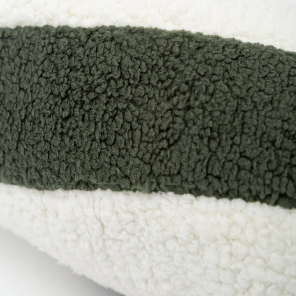 Almofada decorativa para ambientes na cor branca em tecido de alta qualidade com fechamento em zíper invisível, ideal para complementar jogos de cama ou sofás, aliando conforto ergonômico e design moderno.