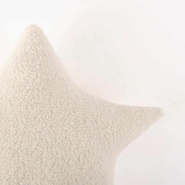 Almofada em formato de estrela no tamanho 45x45 cm na cor branca em tecido de alta qualidade com fechamento em zíper invisível, combina textura agradável e acabamento impecável para enriquecer a estética do seu mobiliário.