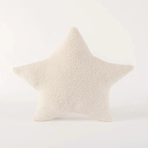 Almofada em formato de estrela no tamanho 45x45 cm na cor branca em tecido de alta qualidade com fechamento em zíper invisível, uma escolha versátil e charmosa para renovar o visual da casa com praticidade e bom gosto.