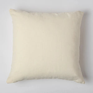 Almofada decorativa para ambientes no tamanho 45x45 cm na cor branca em tecido de alta qualidade com fechamento em zíper invisível, uma escolha versátil e charmosa para renovar o visual da casa com praticidade e bom gosto.