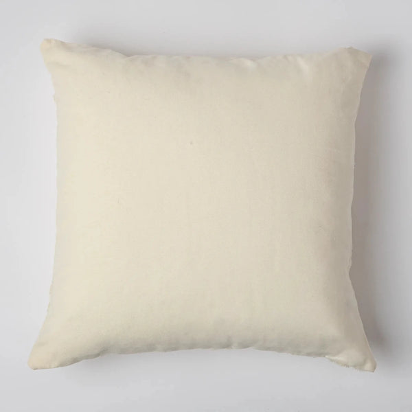 Almofada decorativa para ambientes no tamanho 45x45 cm na cor branca em tecido de alta qualidade com fechamento em zíper invisível, uma escolha versátil e charmosa para renovar o visual da casa com praticidade e bom gosto.