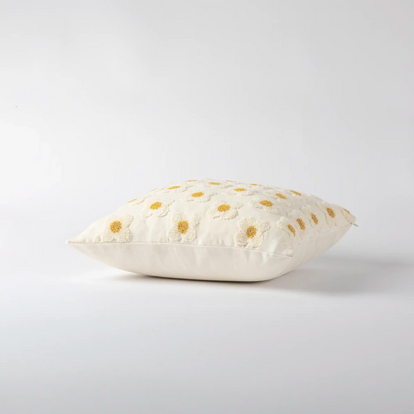 Almofada decorativa para ambientes no tamanho 45x45 cm na cor branca em tecido de alta qualidade com fechamento em zíper invisível, traz um equilíbrio visual aconchegante que harmoniza facilmente com diferentes estilos de decoração.