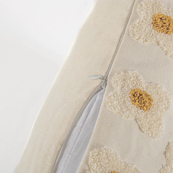Almofada decorativa para ambientes no tamanho 45x45 cm na cor branca em tecido de alta qualidade com fechamento em zíper invisível, proporciona excelente sustentação e maciez, transformando qualquer espaço em um refúgio acolhedor.