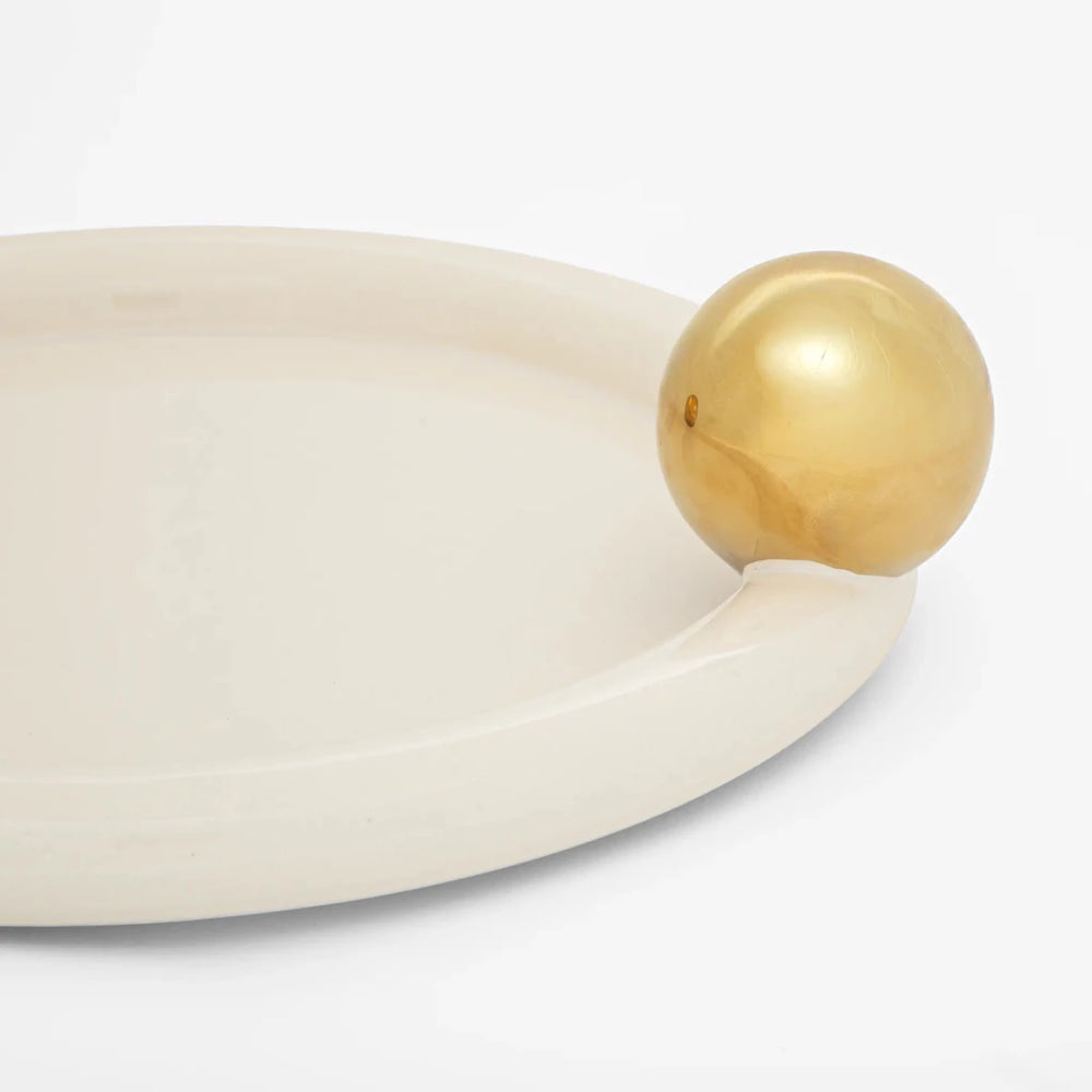 Bandeja de cerâmica na cor creme estruturado em cerâmica refinada com filete dourado artesanal e acabamento sofisticado com superfície de fácil higienização e excelente resistência, agrega valor estético à cozinha e destaca a apresentação de suas receitas com muito bom gosto.