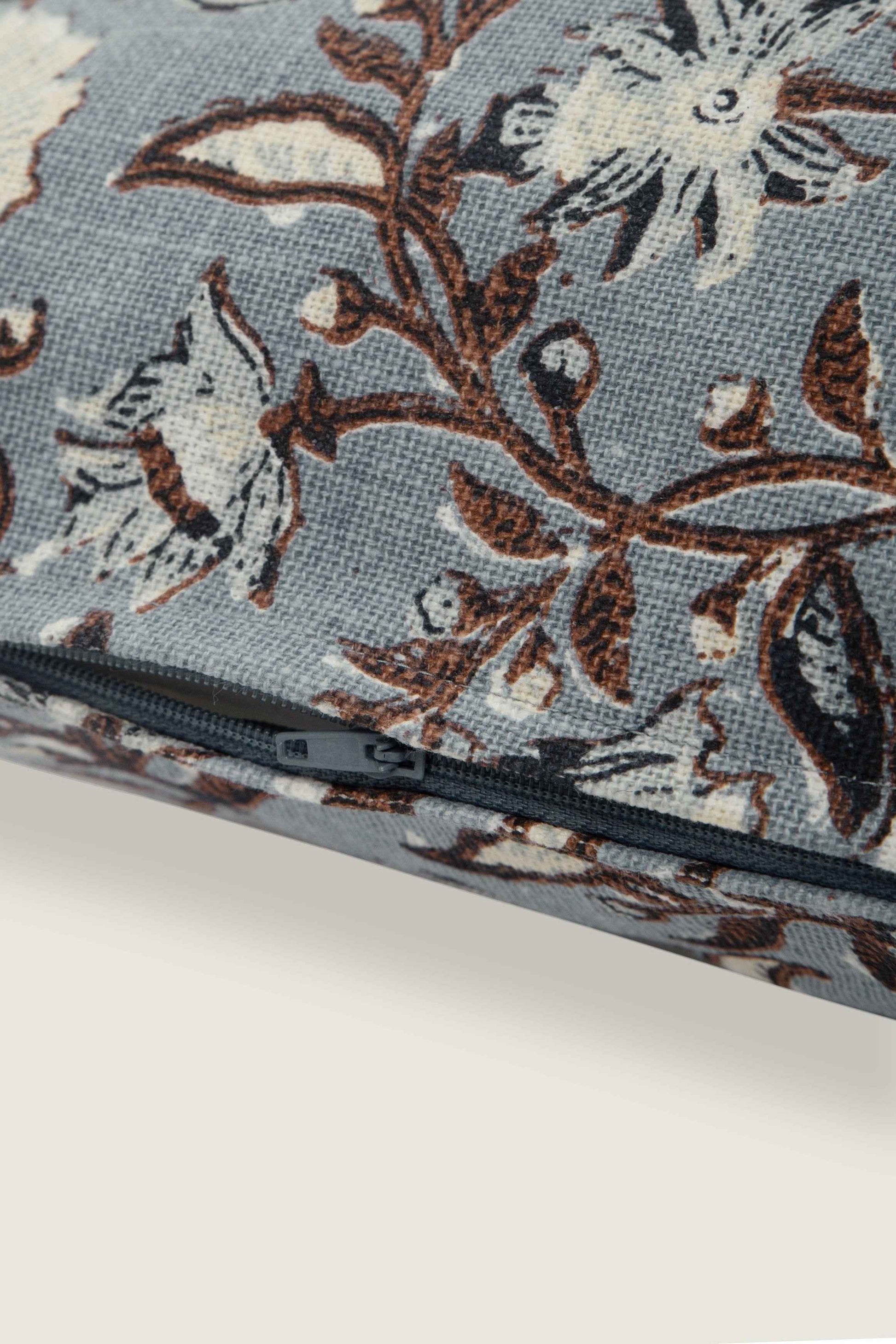 Capa de Almofada com Estampa Floral em Block Print 30x50
