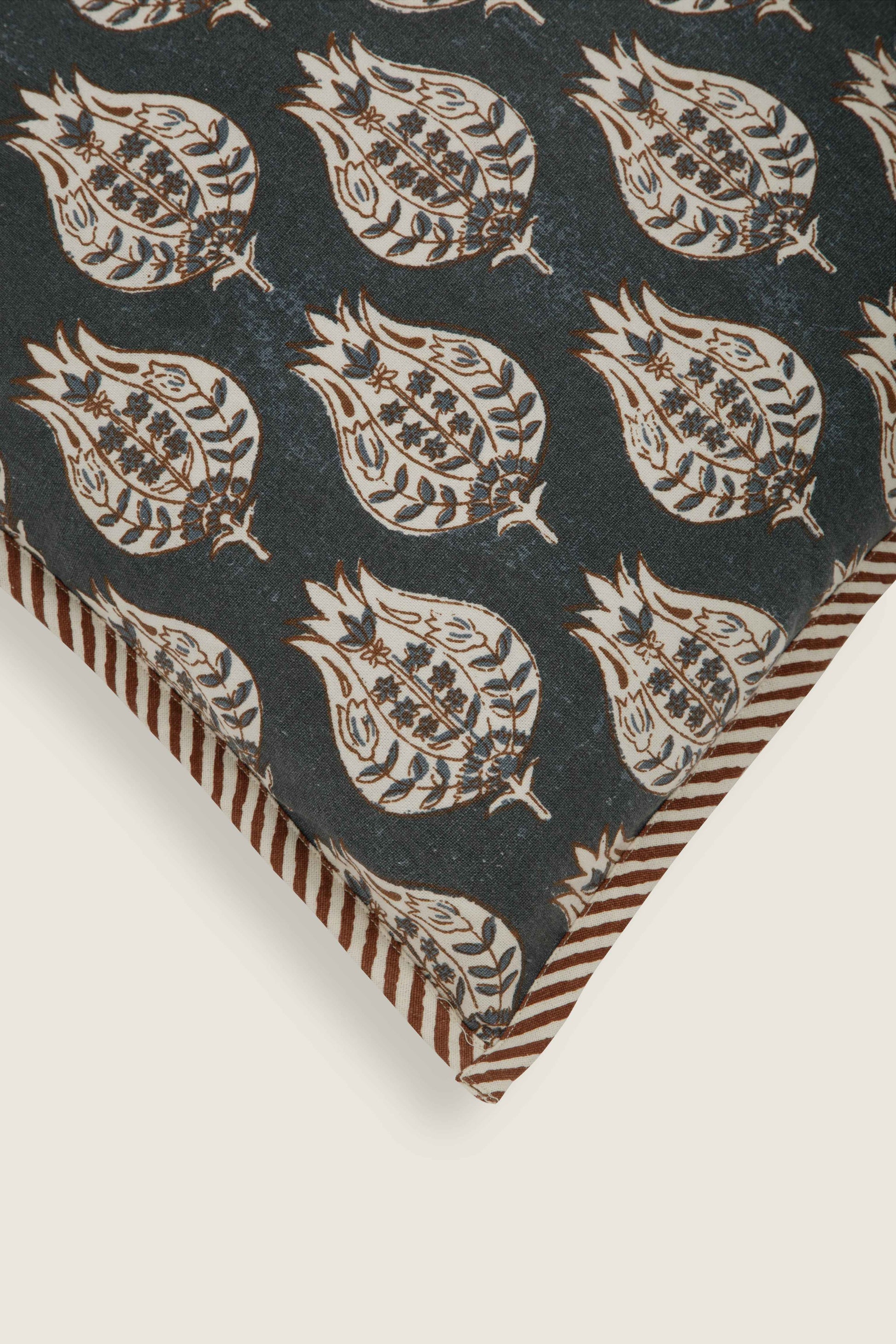 Capa de Almofada com Listras e Medalhão em Block Print 45x45