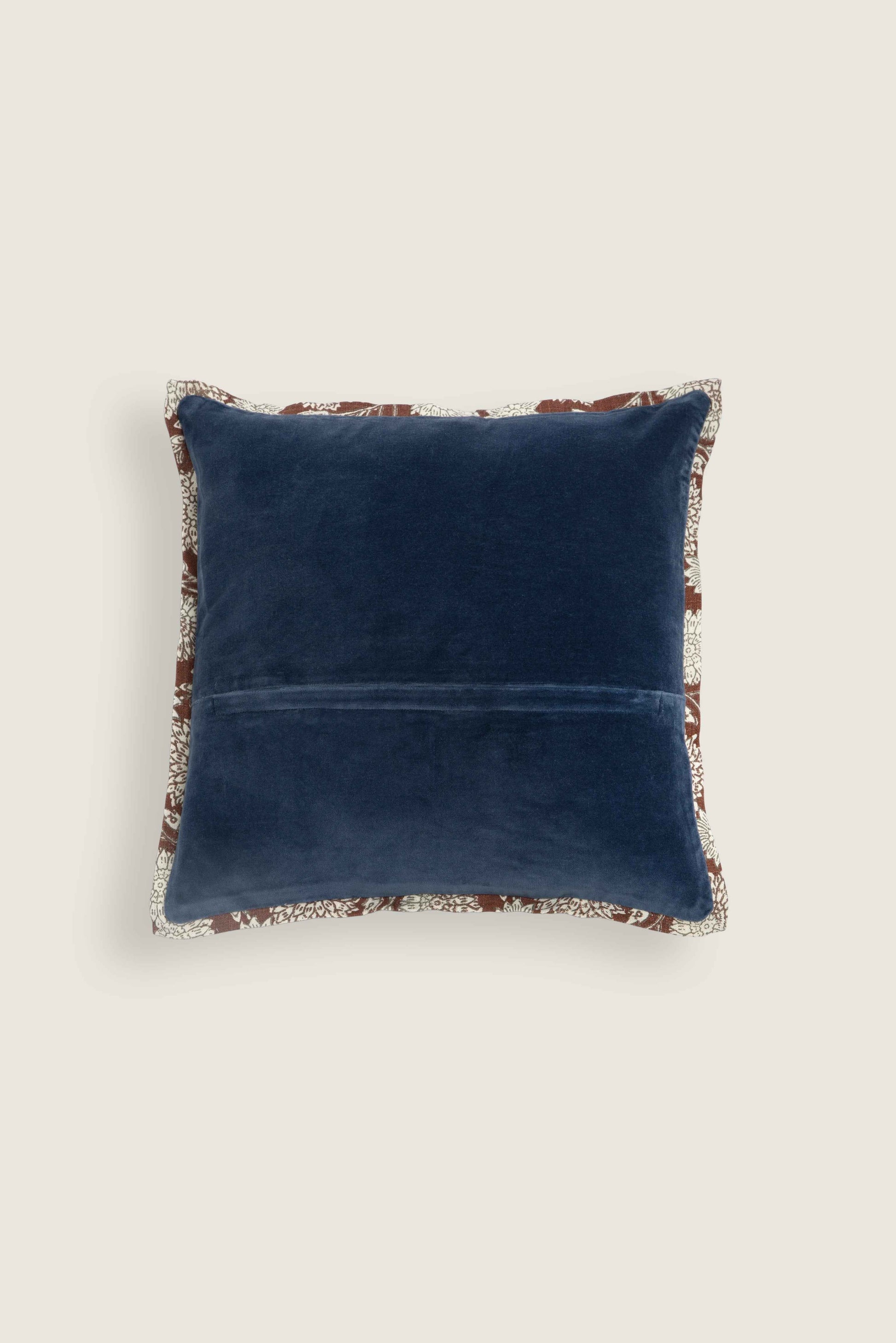 Capa de Almofada em Veludo e Detalhe Floral Block Print 45x45