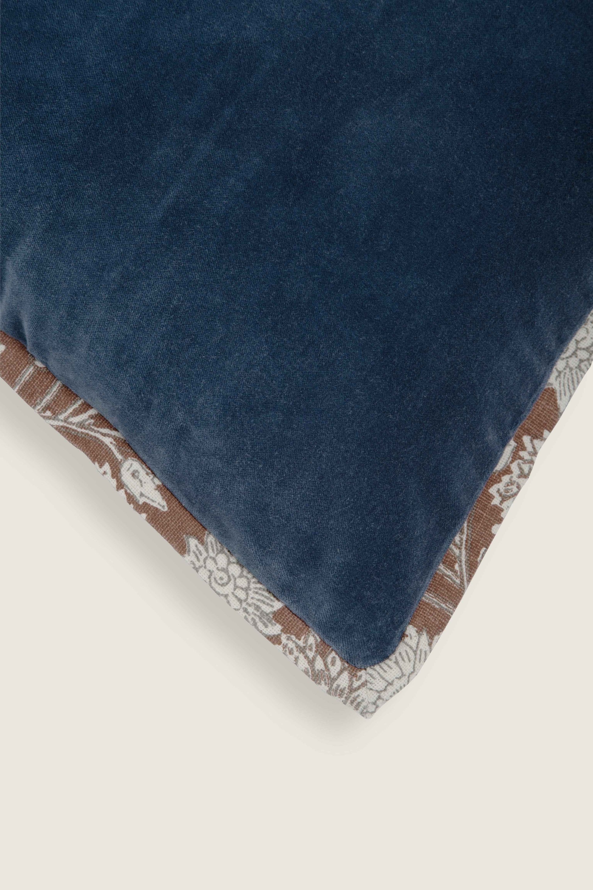 Capa de Almofada em Veludo e Detalhe Floral Block Print 45x45