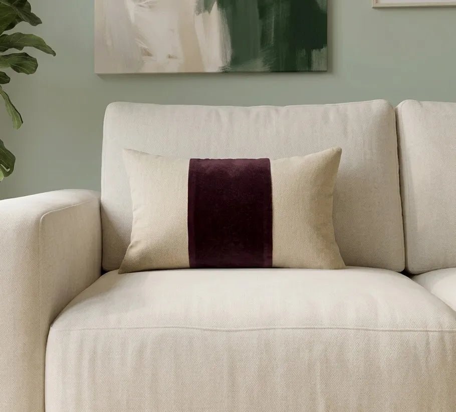 Capa de almofada decorativa no tamanho 30x50 cm na cor verde confeccionada em veludo premium de toque extremamente macio com fechamento em zíper invisível, perfeito para valorizar poltronas ou camas com uma proposta de design têxtil autêntico e refinado.