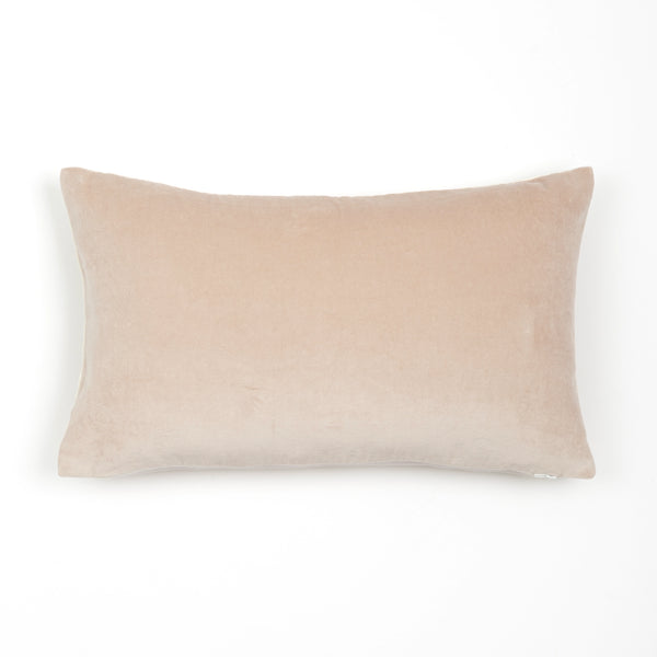 Capa de almofada decorativa no tamanho 30x50 cm na cor areia confeccionada em veludo premium de toque extremamente macio com fechamento em zíper invisível, ideal para complementar jogos de cama ou sofás, aliando conforto ergonômico e design moderno.