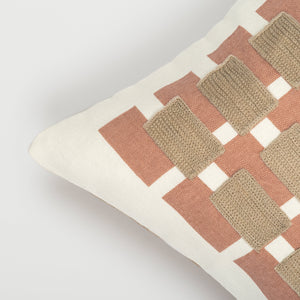 Capa de almofada decorativa no tamanho 30x50 cm na cor areia confeccionada em veludo premium de toque extremamente macio com fechamento em zíper invisível, perfeito para valorizar poltronas ou camas com uma proposta de design têxtil autêntico e refinado.