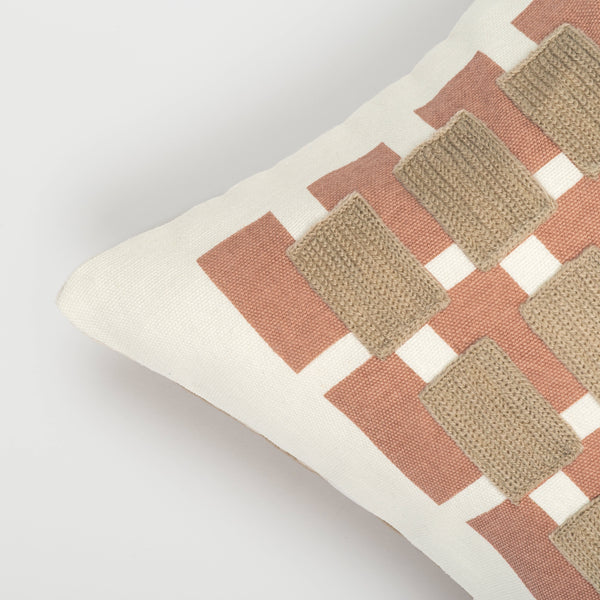 Capa de almofada decorativa no tamanho 30x50 cm na cor areia confeccionada em veludo premium de toque extremamente macio com fechamento em zíper invisível, perfeito para valorizar poltronas ou camas com uma proposta de design têxtil autêntico e refinado.