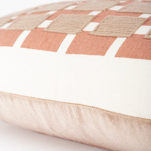 Capa de almofada decorativa no tamanho 30x50 cm na cor areia confeccionada em veludo premium de toque extremamente macio com fechamento em zíper invisível, essencial para trazer aconchego e renovar a decoração de salas ou quartos com elegância.