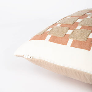 Capa de almofada decorativa no tamanho 30x50 cm na cor areia confeccionada em veludo premium de toque extremamente macio com fechamento em zíper invisível, perfeito para criar composições personalizadas e adicionar um toque de sofisticação ao ambiente.