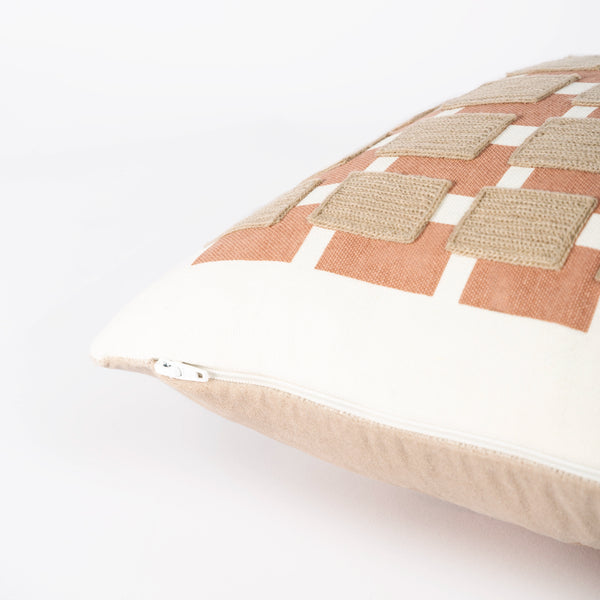 Capa de almofada decorativa no tamanho 30x50 cm na cor areia confeccionada em veludo premium de toque extremamente macio com fechamento em zíper invisível, perfeito para criar composições personalizadas e adicionar um toque de sofisticação ao ambiente.