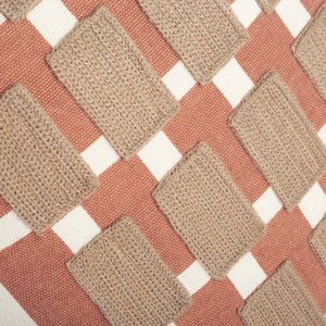 Capa de almofada decorativa no tamanho 30x50 cm na cor areia confeccionada em veludo premium de toque extremamente macio com fechamento em zíper invisível, traz um equilíbrio visual aconchegante que harmoniza facilmente com diferentes estilos de decoração.