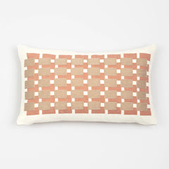 Capa de almofada decorativa no tamanho 30x50 cm na cor areia confeccionada em veludo premium de toque extremamente macio com fechamento em zíper invisível, sinônimo de bem-estar e conforto térmico, ideal para momentos de descanso e relaxamento no lar.
