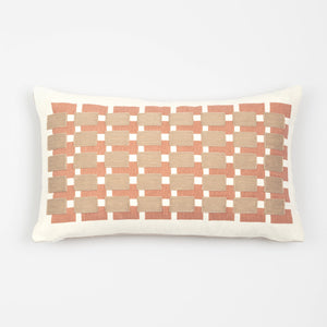 Capa de almofada decorativa no tamanho 30x50 cm na cor areia confeccionada em veludo premium de toque extremamente macio com fechamento em zíper invisível, sinônimo de bem-estar e conforto térmico, ideal para momentos de descanso e relaxamento no lar.