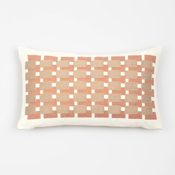 Capa de almofada decorativa no tamanho 30x50 cm na cor areia confeccionada em veludo premium de toque extremamente macio com fechamento em zíper invisível, sinônimo de bem-estar e conforto térmico, ideal para momentos de descanso e relaxamento no lar.