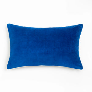 Capa de almofada decorativa no tamanho 30x50 cm na cor azul confeccionada em veludo premium de toque extremamente macio com fechamento em zíper invisível, proporciona excelente sustentação e maciez, transformando qualquer espaço em um refúgio acolhedor.