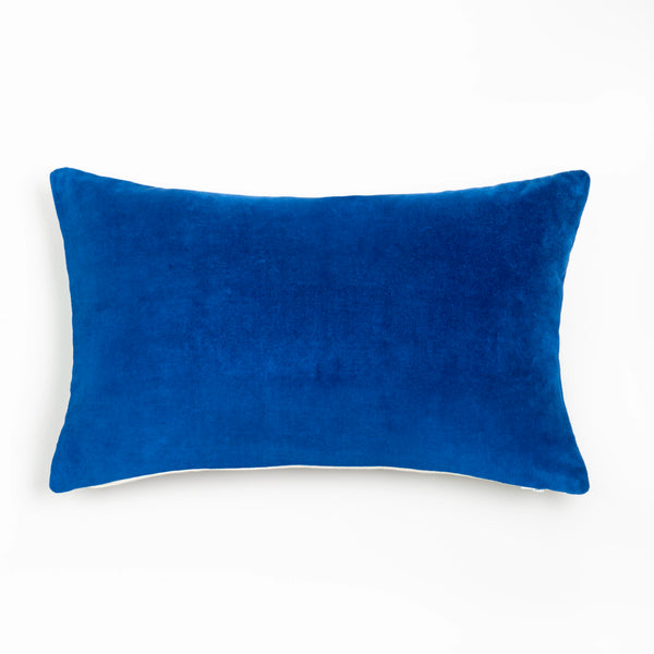 Capa de almofada decorativa no tamanho 30x50 cm na cor azul confeccionada em veludo premium de toque extremamente macio com fechamento em zíper invisível, proporciona excelente sustentação e maciez, transformando qualquer espaço em um refúgio acolhedor.