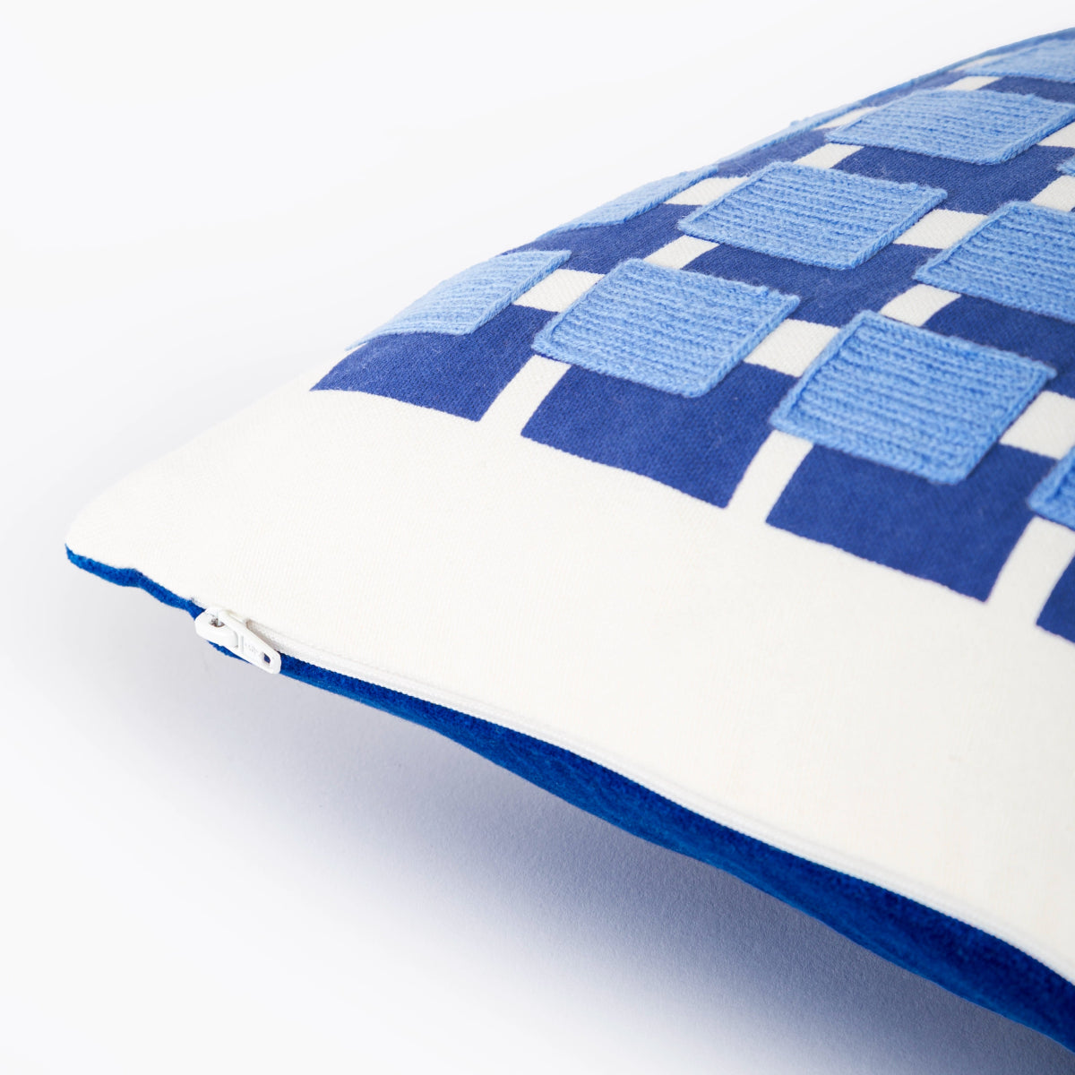 Capa de Almofada com Bordado Geométrico Azul 30X50 - Clocasa | Além do Conforto