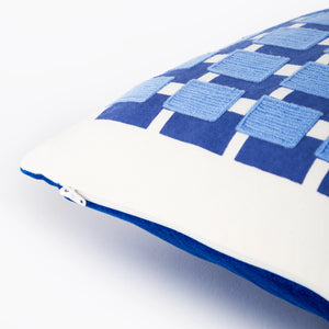 Capa de almofada decorativa no tamanho 30x50 cm na cor azul confeccionada em veludo premium de toque extremamente macio com fechamento em zíper invisível, combina textura agradável e acabamento impecável para enriquecer a estética do seu mobiliário.
