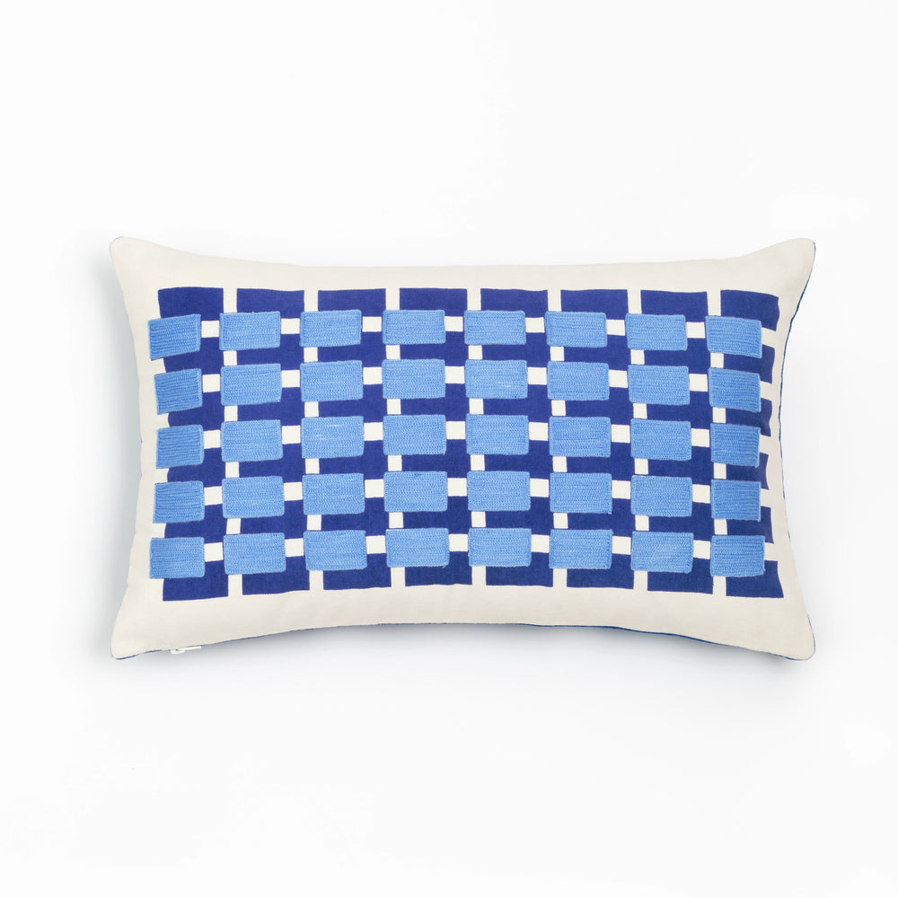 Capa de Almofada com Bordado Geométrico Azul 30X50 - Clocasa | Além do Conforto
