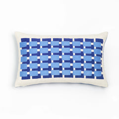 Capa de almofada decorativa no tamanho 30x50 cm na cor azul confeccionada em veludo premium de toque extremamente macio com fechamento em zíper invisível, essencial para trazer aconchego e renovar a decoração de salas ou quartos com elegância.