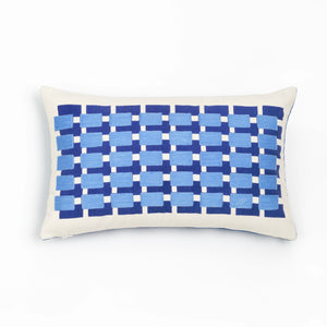 Capa de almofada decorativa no tamanho 30x50 cm na cor azul confeccionada em veludo premium de toque extremamente macio com fechamento em zíper invisível, essencial para trazer aconchego e renovar a decoração de salas ou quartos com elegância.